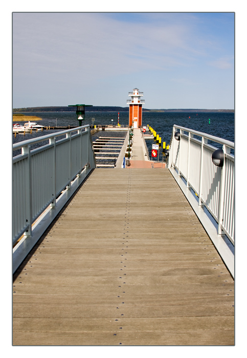 Steg am Elde-Hafen und Wasserwanderrastplatz in Plau am See mit Aussichtsturm