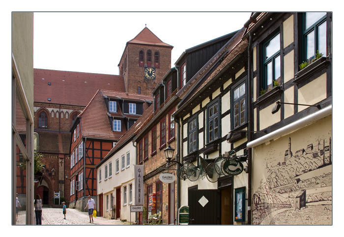 Seitengasse mit St. Georg-Kirche, Waren an der Müritz