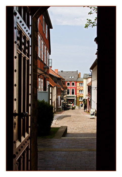 Blick aus der St. Georgenkirche auf die Schulstrasse in Waren an der Müritz