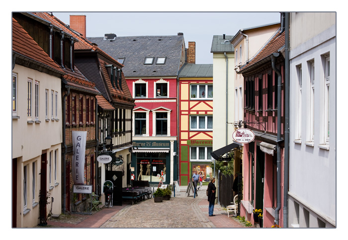 Blick aus der Schulstrasse auf die Lange Strasse in Waren an der Müritz