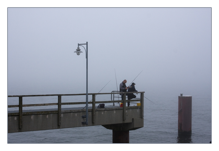 Angler auf der Seebrücke Göhren im Nebel, Insel Rügen