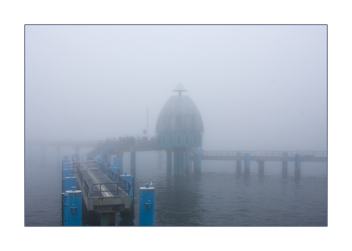 Tauchgondel und Seebrücke Sellin im Nebel, Insel Rügen