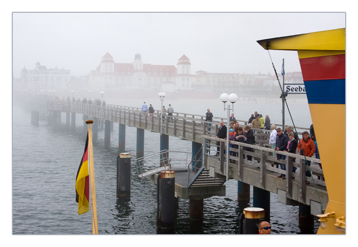 Blick auf das Kurhaus Binz im Nebel