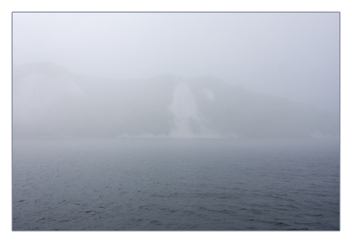 Kreidefelsen auf Rügen im Nebel