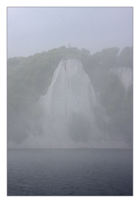 Kreidefelsen auf Rügen im Nebel