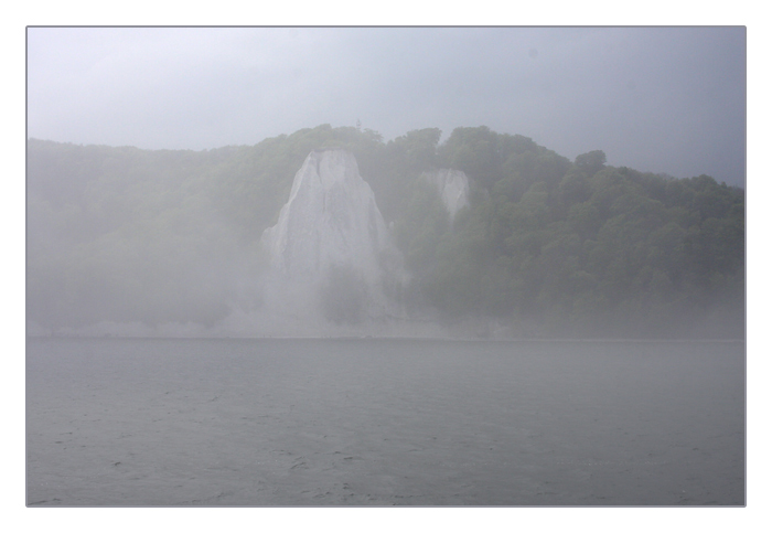 Kreidefelsen auf Rügen im Nebel