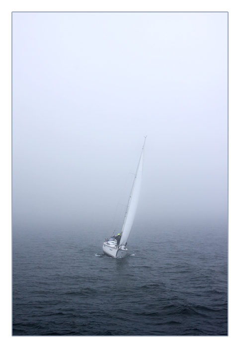 Segelschiff auf der Ostsee im Nebel