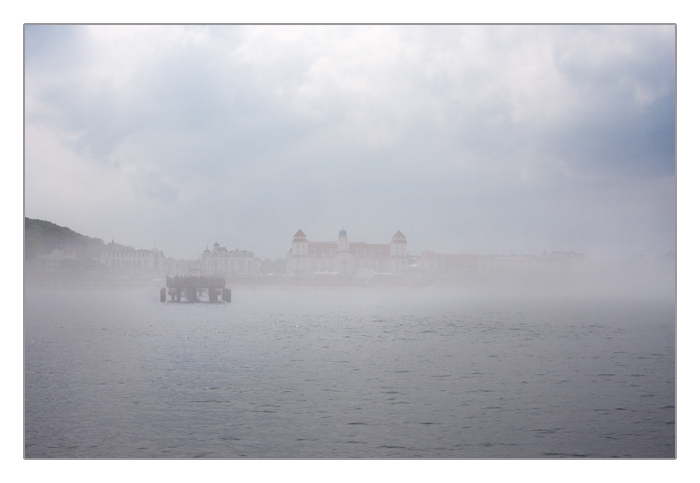 Blick auf das Kurhaus Binz im Nebel auf der Rückfahrt