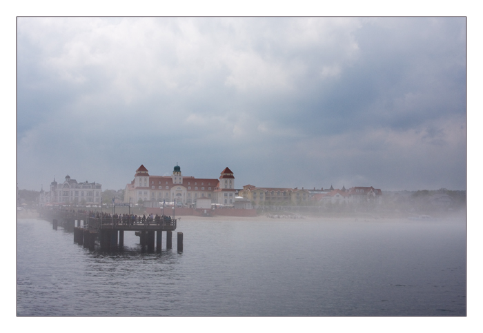 Blick auf das Kurhaus Binz im Nebel auf der Rückfahrt