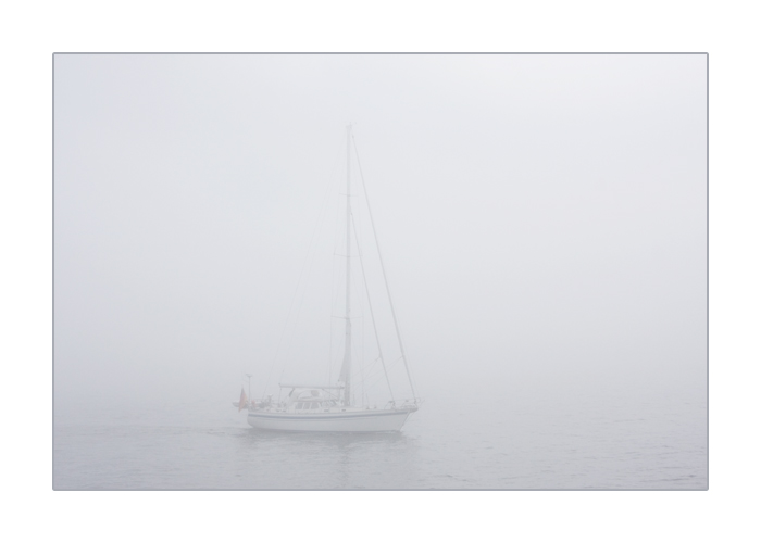 Segelschiff auf der Ostsee im Nebel