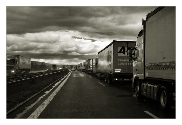 schwarzer Himmel auf der Heimfahrt und dazu noch zig Kilometer Lastwagenstau