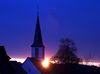 Blick auf die Kirche von Ohmden im Sonnenuntergang