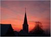 die Kirche in unserem Dorf beim Sonnenuntergang