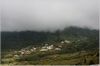 ein Dorf unter einer Wolkendecke im Teno-Gebirge