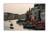 Blick von der Rialtobrücke auf den Canal Grande in der Abenddämmerung