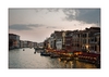 Blick von der Rialtobrücke auf den Canal Grande in der Abenddämmerung