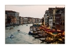 Blick von der Rialtobrücke auf den Canal Grande in der Abenddämmerung