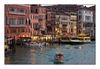 Blick von der Rialtobrücke auf den Canal Grande in der Abenddämmerung