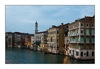 Blick von der Rialtobrücke auf den Canal Grande in der Abenddämmerung