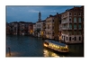 Blick von der Rialtobrücke auf den Canal Grande in der Abenddämmerung