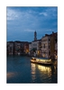 Blick von der Rialtobrücke auf den Canal Grande in der Abenddämmerung