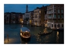 Blick von der Rialtobrücke auf den Canal Grande in der Abenddämmerung