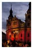 schön beleuchtete evangelische Pfarrkirche auf dem Marktplatz