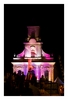 schön beleuchtete katholische Stadtkirche am Marktplatz