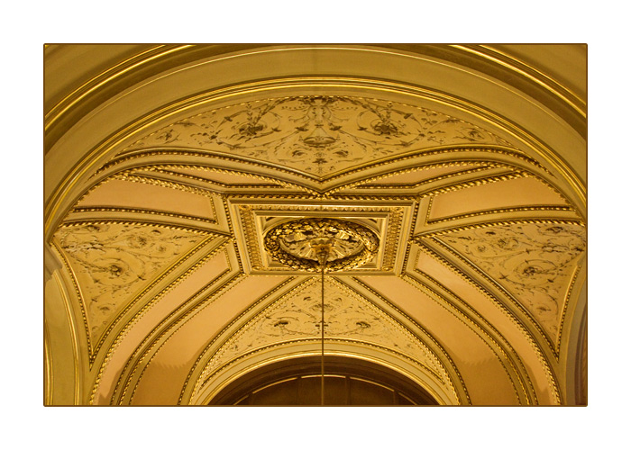 Deckenverzierung im Stiegenhaus der Wiener Staatsoper