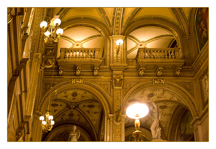 im Stiegenhaus, Staatsoper Wien