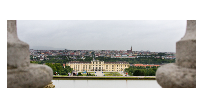 Blick von der Gloriette auf das Schloss Schönbrunn