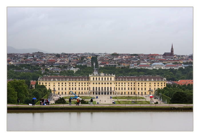 Blick von der Gloriette auf das Schloss Schönbrunn